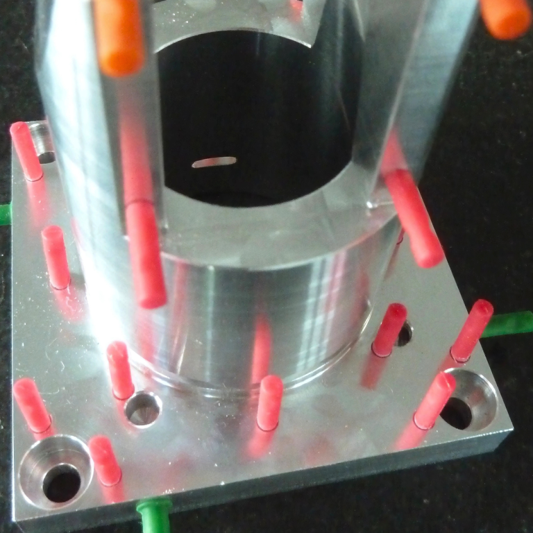 Industrieservice: Bohrungen maskieren Maskierung für Bohrungen mit kleinen Stöpseln.