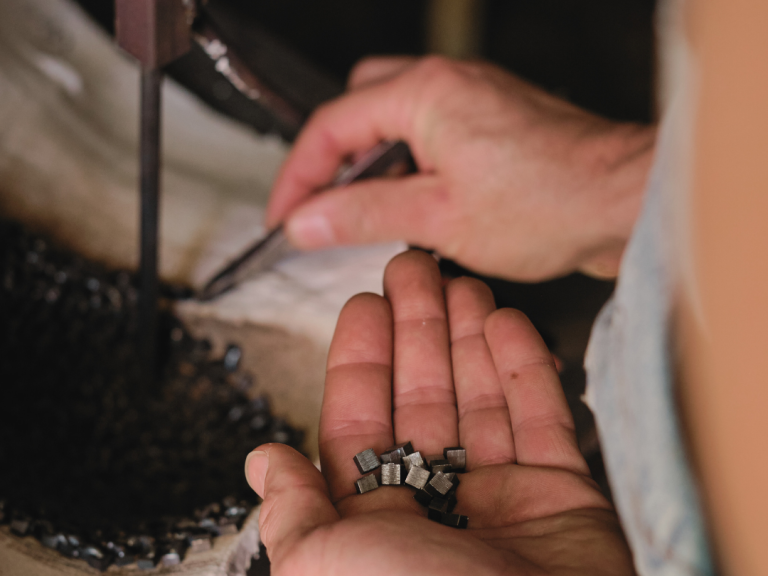 Industrieservice: Kleinzeile verpacken Industrieservice Hardt Heimarbeit: Eine Frau zählt Kleinteile ab