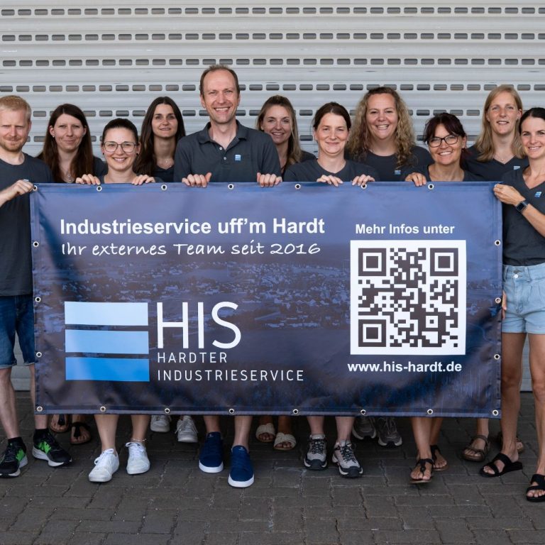 Das Team von HIS abgebildet vor einer Lagerhalle